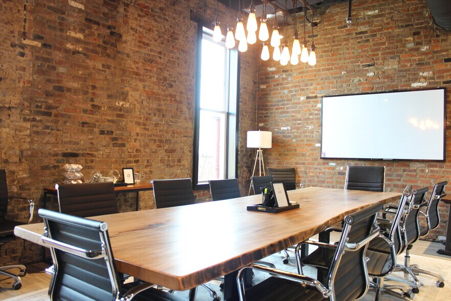 More Photos Of 911 College St, Bowling Green Office For Lease