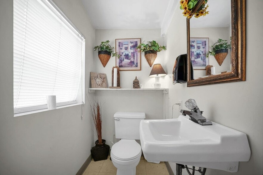 More Photos Of 11850 Walnut St, Adelphi Restaurant For Sale