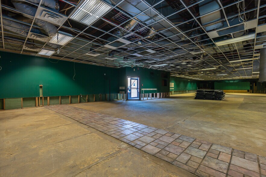 More Photos Of 12 E Dexter Plz, Pearl River Warehouse For Lease