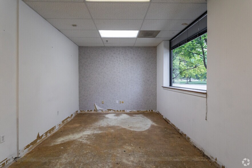 More Photos Of 6 Terri Ln, Burlington Light Distribution For Lease