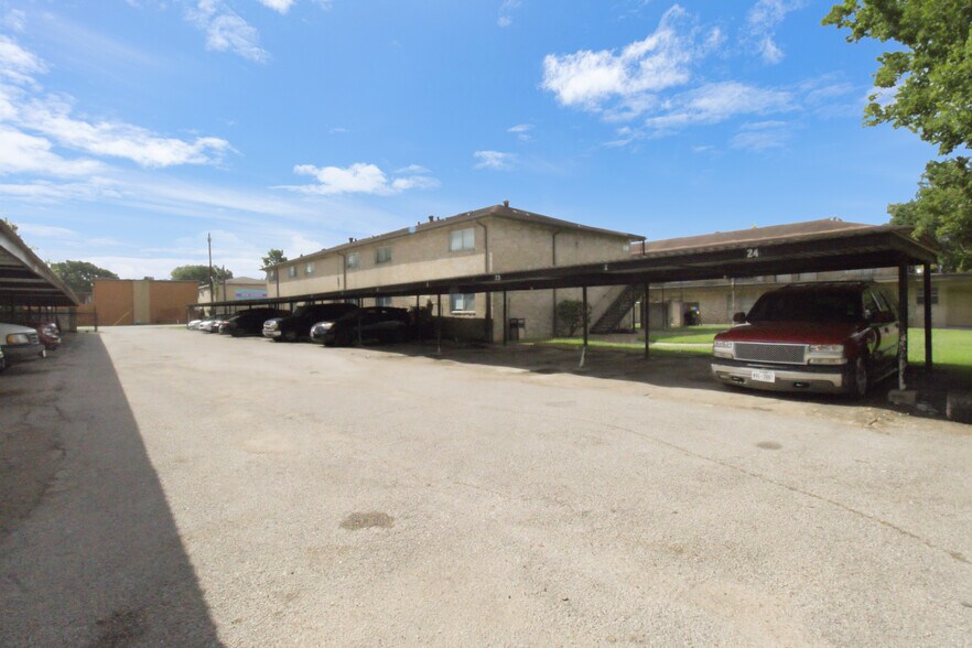 More Photos Of 3046 Golfcrest Blvd, Houston Apartments For Sale