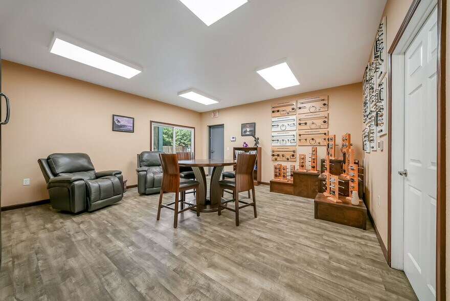 More Photos Of 7817 Hillmont St, Houston Flex For Lease