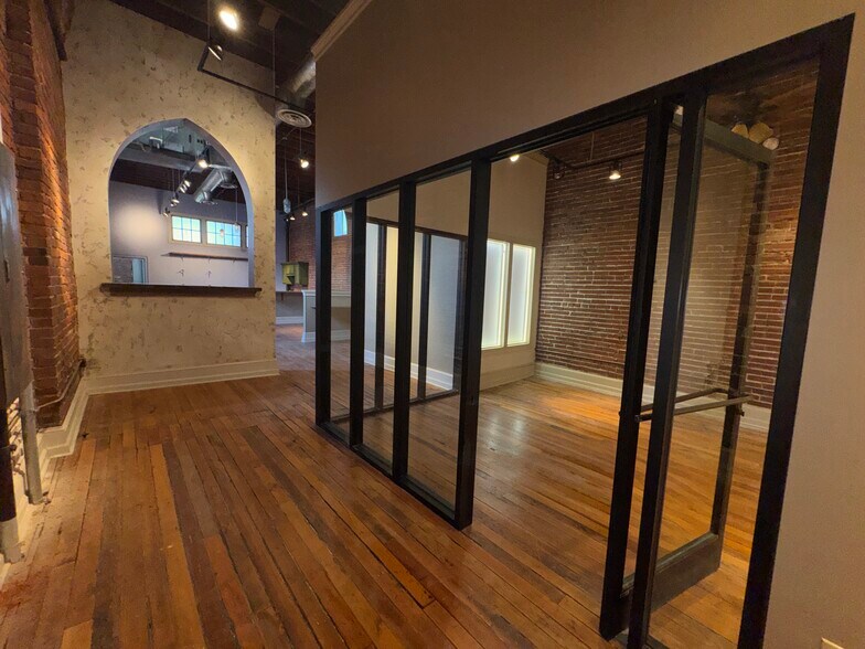 More Photos Of 390 S Main St, Memphis Office For Sale