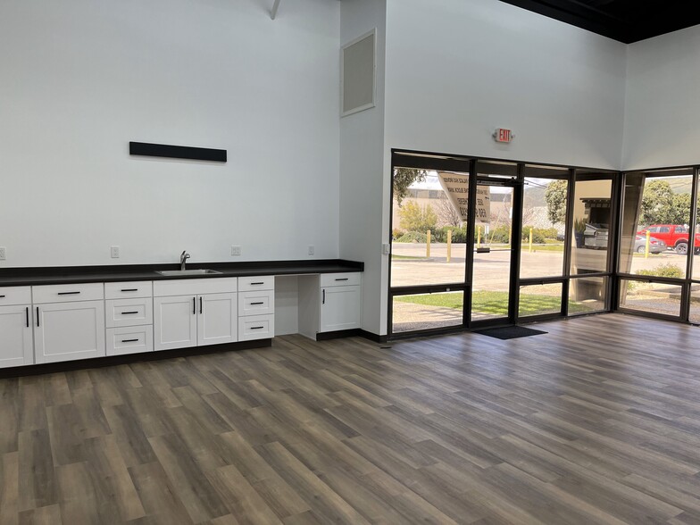 More Photos Of 300-332 Littlefield Ave, South San Francisco Showroom For Lease