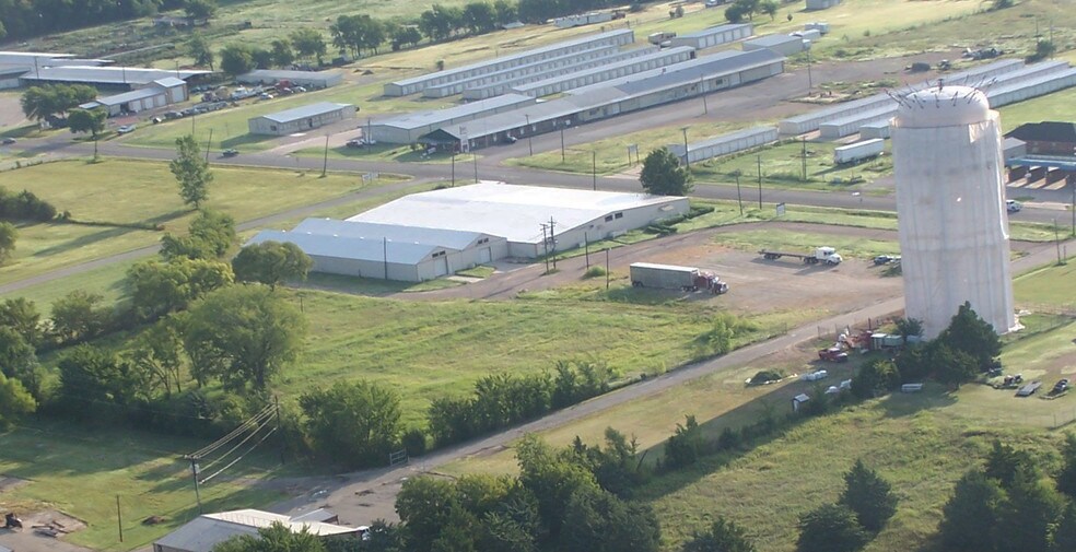 More Photos Of 2525 N Center St, Bonham Manufacturing For Lease