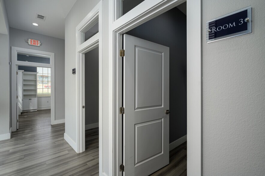 More Photos Of 1701 N US Highway 75, Sherman Medical For Lease