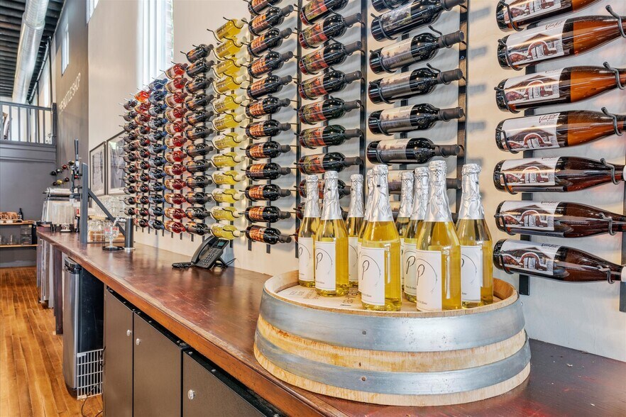 More Photos Of 415 S Thompson Ave, Excelsior Springs Bar For Sale