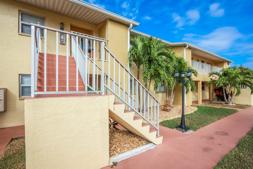 More Photos Of 706 SE 13th Ct, Cape Coral Apartments For Sale