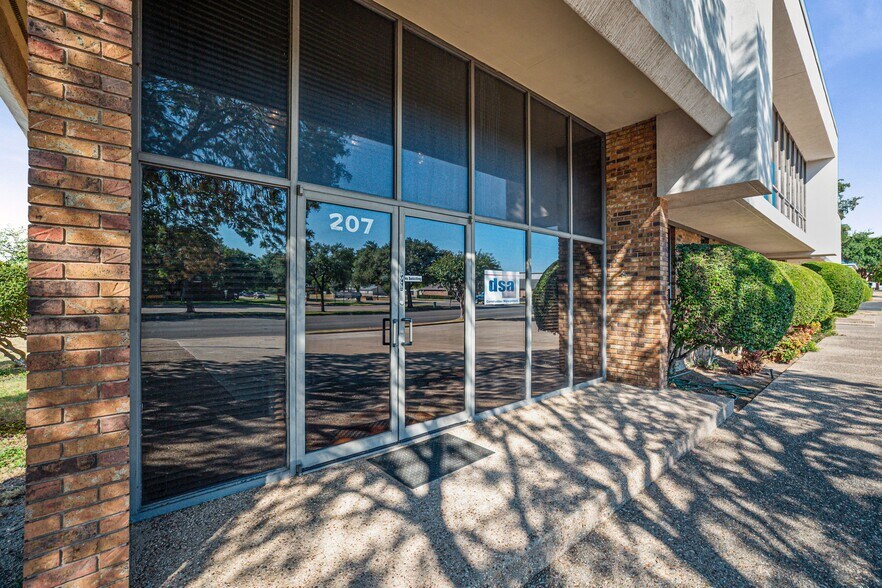 More Photos Of 207 N Ridgeway Dr, Cleburne Office For Sale