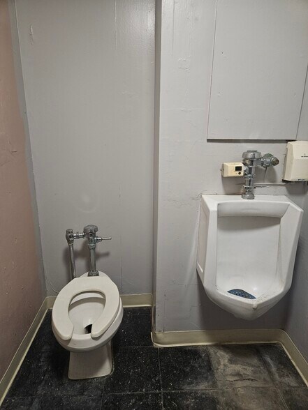 More Photos Of 220 Sycamore St, Oil City General Retail For Sale