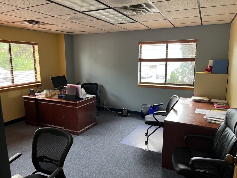 More Photos Of 121-127 Park Ave, Williston Office For Lease