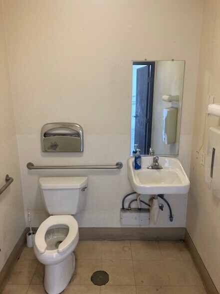 More Photos Of 2100 College Dr, Lake Havasu City Warehouse For Sale