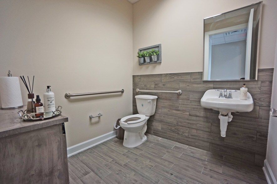 More Photos Of 202 Industrial Blvd, Sugar Land Office For Lease