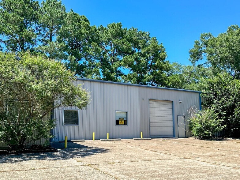 More Photos Of 602 W Semands St, Conroe Flex For Lease