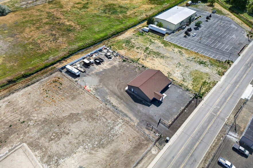 More Photos Of 506 E Stover Rd, Grandview Warehouse For Sale