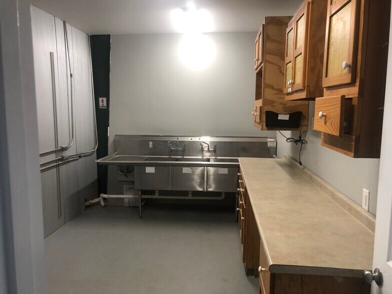 More Photos Of 35 Wilcutt, Columbus Showroom For Sale