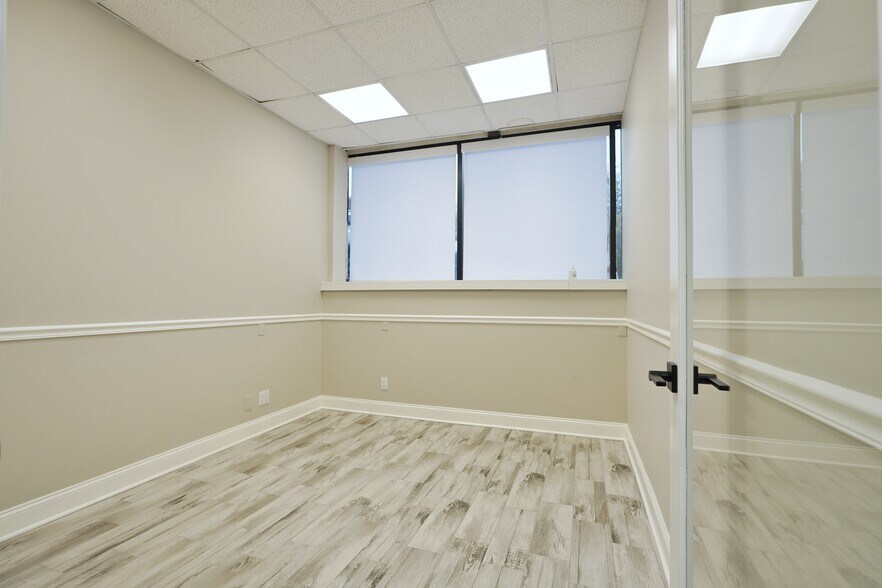 More Photos Of 260 Christopher Ln, Staten Island Medical For Lease