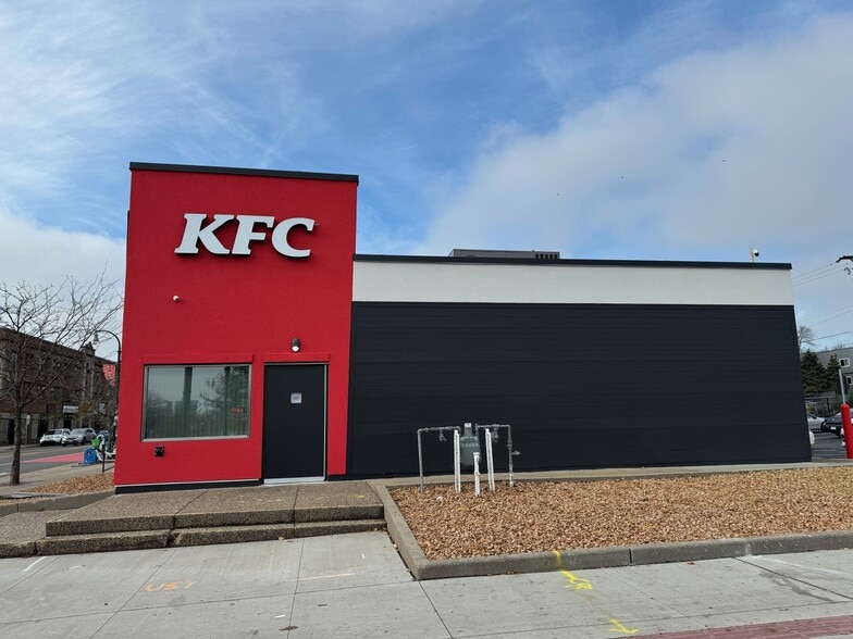 More Photos Of 100 W Lake St, Minneapolis Fast Food For Sale