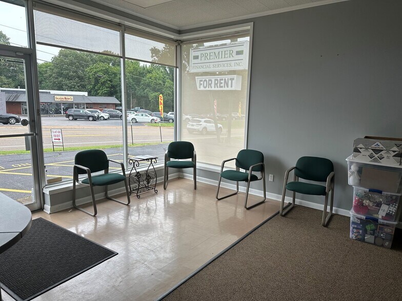 More Photos Of 403 E Wood St, Paris Office For Lease