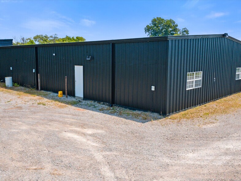 More Photos Of 700 N Main St, Lexington Warehouse For Lease