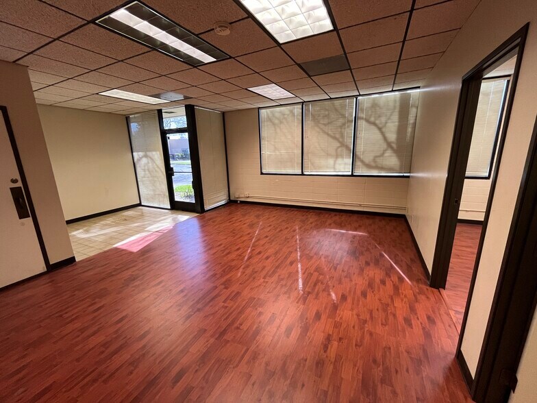 More Photos Of 3222-3226 Ramos Cir, Sacramento Office For Lease