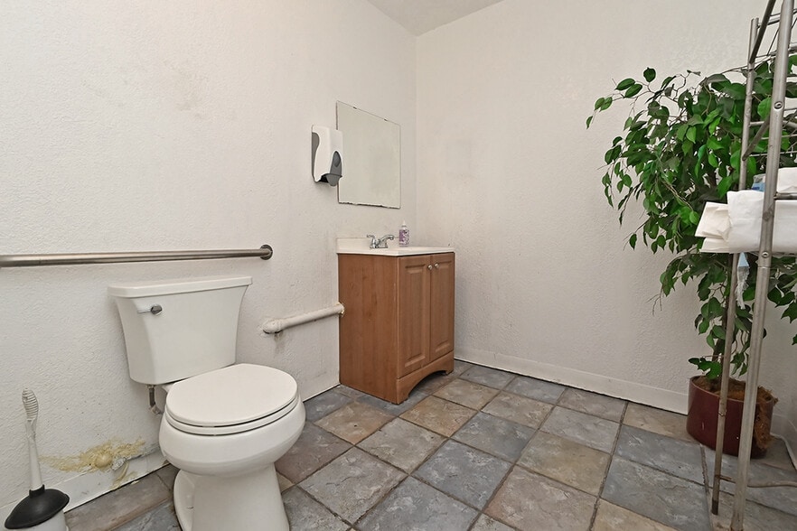 More Photos Of 21135 Mission Blvd, Hayward Auto Repair For Sale