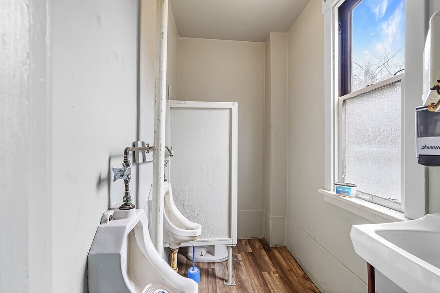 More Photos Of 2100 Spring St, Pittsburgh Bar For Sale