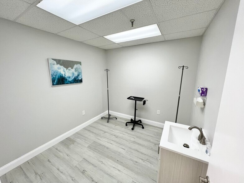 More Photos Of 2650 Bahia Vista St, Sarasota Medical For Sale
