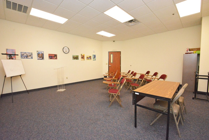 More Photos Of 8955 South Fwy, Houston Schools For Lease