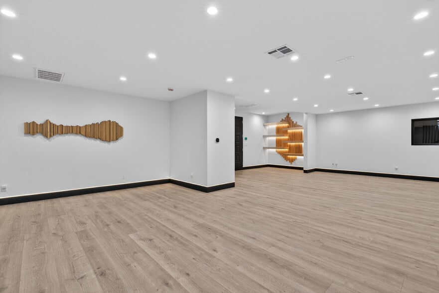 More Photos Of 703 S Main St, Burbank Showroom For Sale