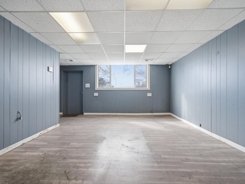 More Photos Of 828 W 14 Mile Rd, Clawson Warehouse For Lease