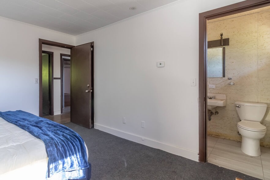 More Photos Of 196 US Route 1, Bucksport Hotel For Sale