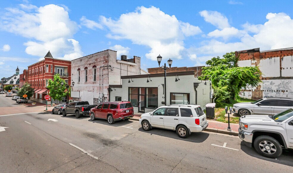 More Photos Of 106-N N 2nd St, Clarksville Freestanding For Lease