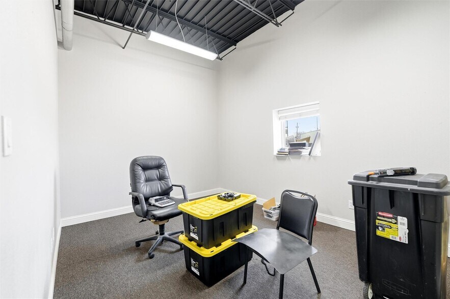 More Photos Of 1300 E Belknap St, Fort Worth Showroom For Sale
