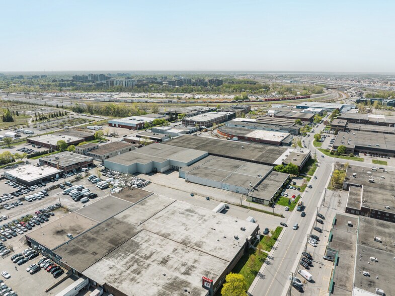 More Photos Of 5660 Rue Ferrier, Mont-Royal Distribution For Lease