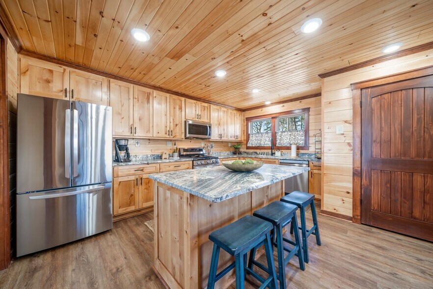 More Photos Of 260 Lake Hamilton Dr, Hot Springs Hotel For Sale