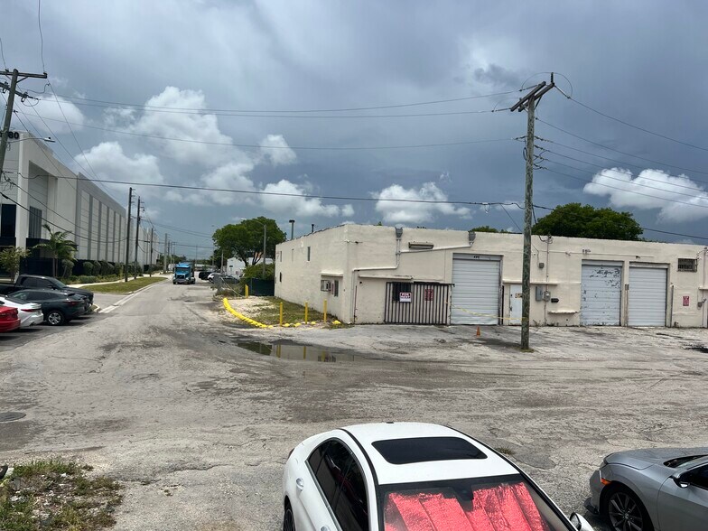More Photos Of 400-490 SE 11th Ave, Hialeah Warehouse For Lease