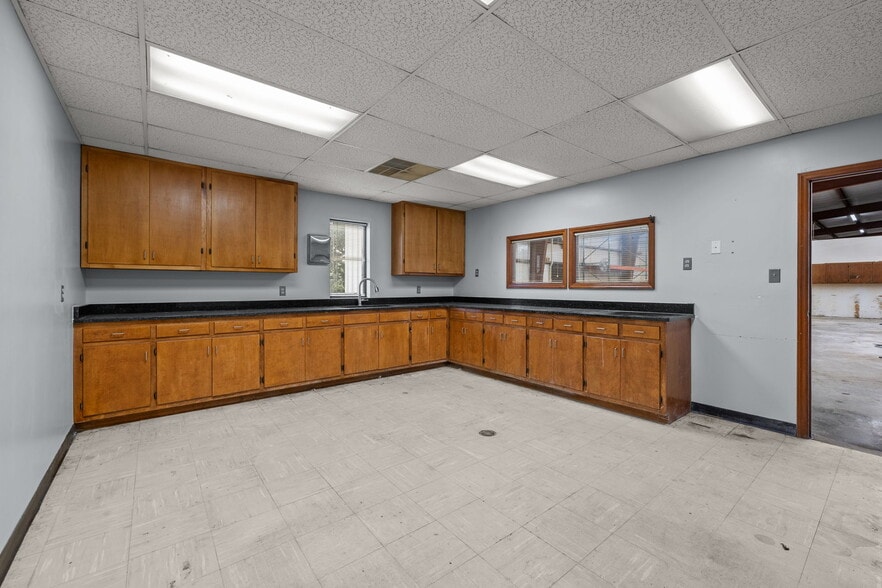 More Photos Of 2245 A Air Park Dr, Burlington Warehouse For Lease