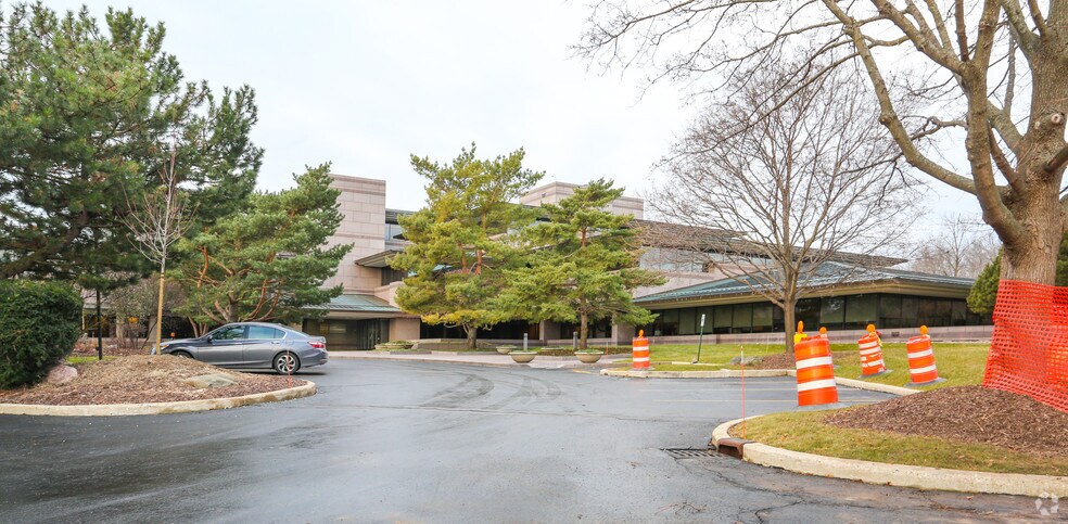More Photos Of 100 Heritage Reserve Dr, Menomonee Falls Office For Sale