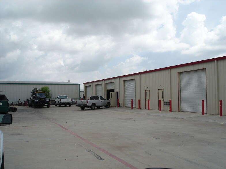 More Photos Of 1715 Dickinson Ave, League City Warehouse For Lease