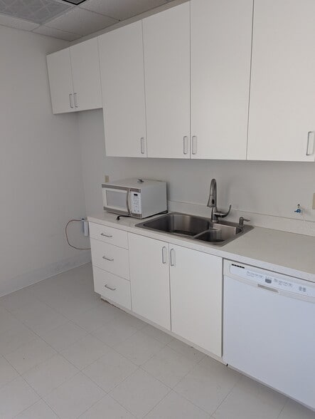 More Photos Of 1800 E Tahquitz Canyon Way, Palm Springs Office For Lease