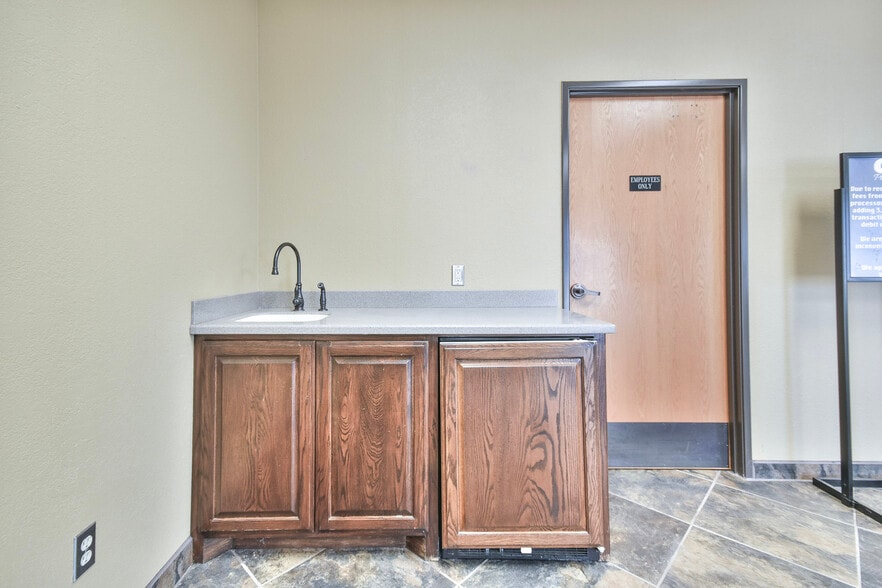 More Photos Of 1401 W Main St, Duncan Flex For Lease