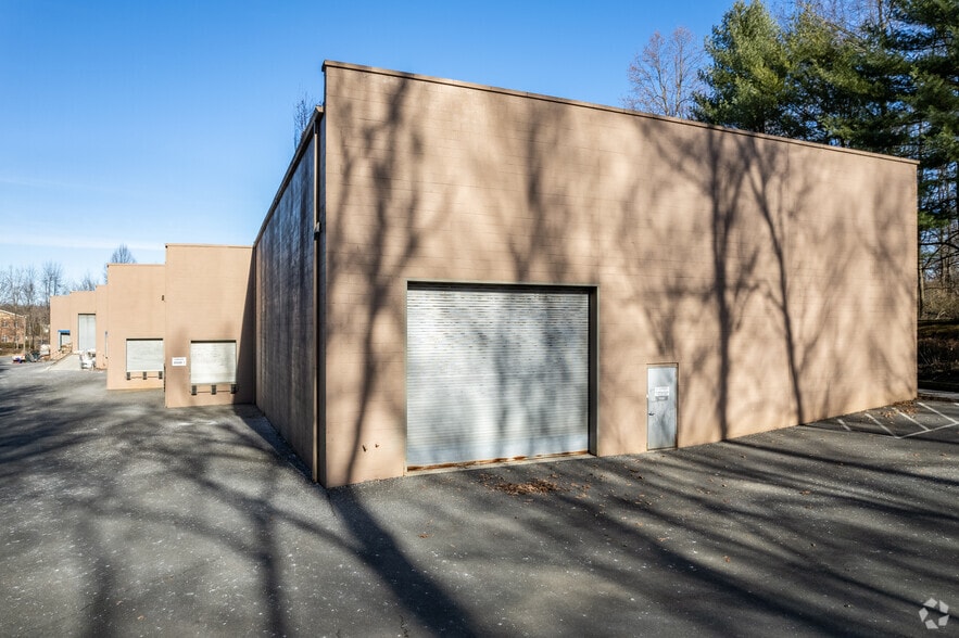 More Photos Of 6 Powder Horn Dr, Warren Light Distribution For Lease
