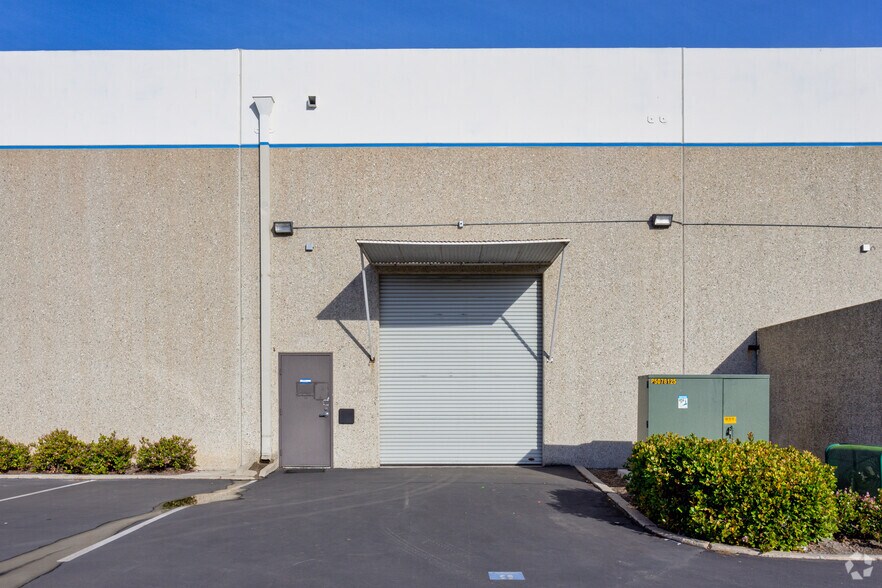 More Photos Of 14811 Myford Rd, Tustin Warehouse For Lease