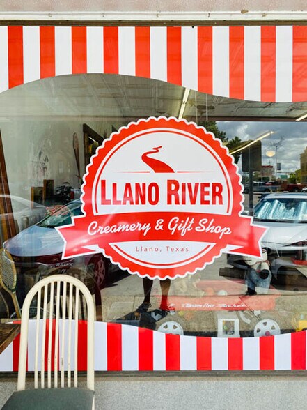 More Photos Of 107 W Main St, Llano Bar For Sale