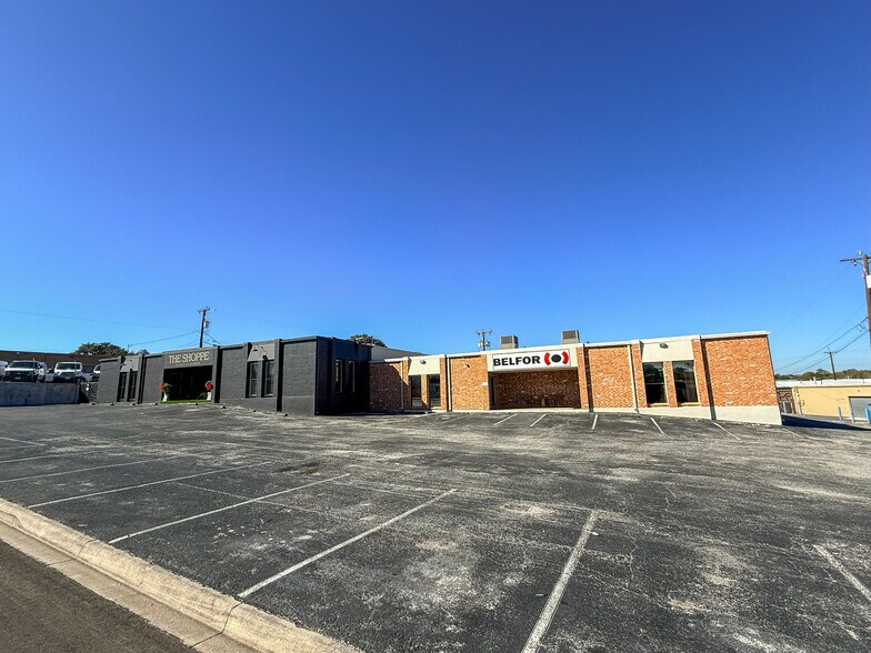 More Photos Of 12131-12137 Valliant St, San Antonio Showroom For Sale