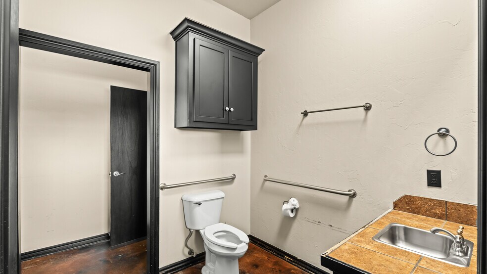 More Photos Of 14000 N Western Ave, Edmond Office For Sale