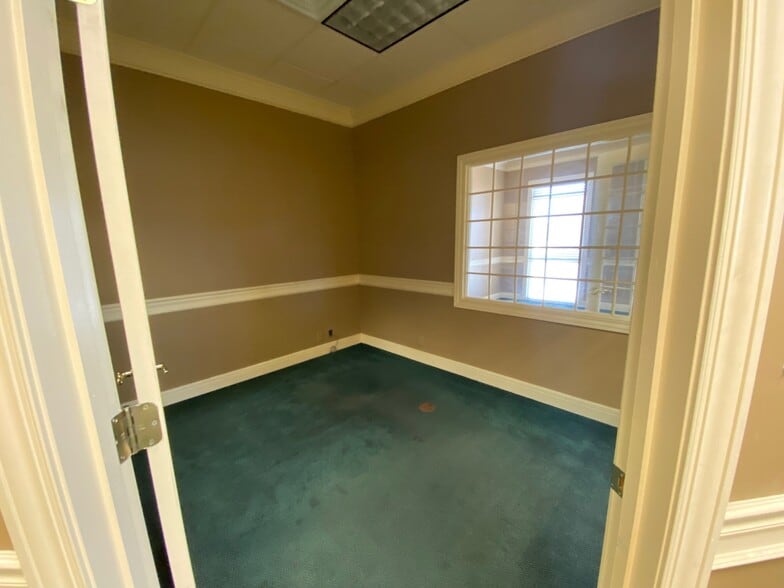 More Photos Of 7400-7440 NW River Park Dr, Parkville General Retail For Lease