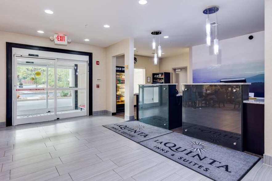 More Photos Of 15 Chateau Dr SE, Rome Hotel For Sale