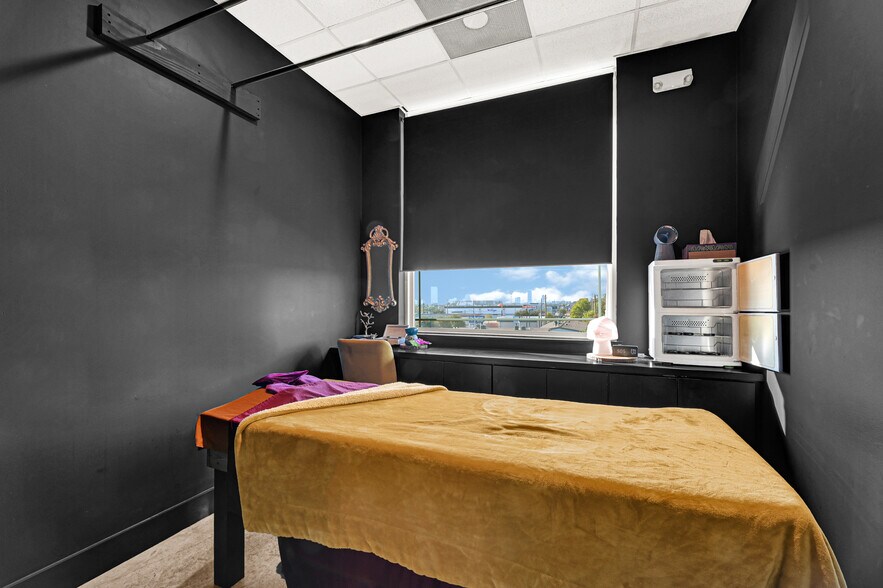 More Photos Of 1511 W 12th St, Houston Office For Sale